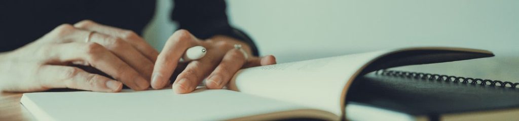 Wat schrijf jij jezelf wijs voordat je weer hetzelfde doet? Oude patronen doorbreken begint met eerlijk kijken.
