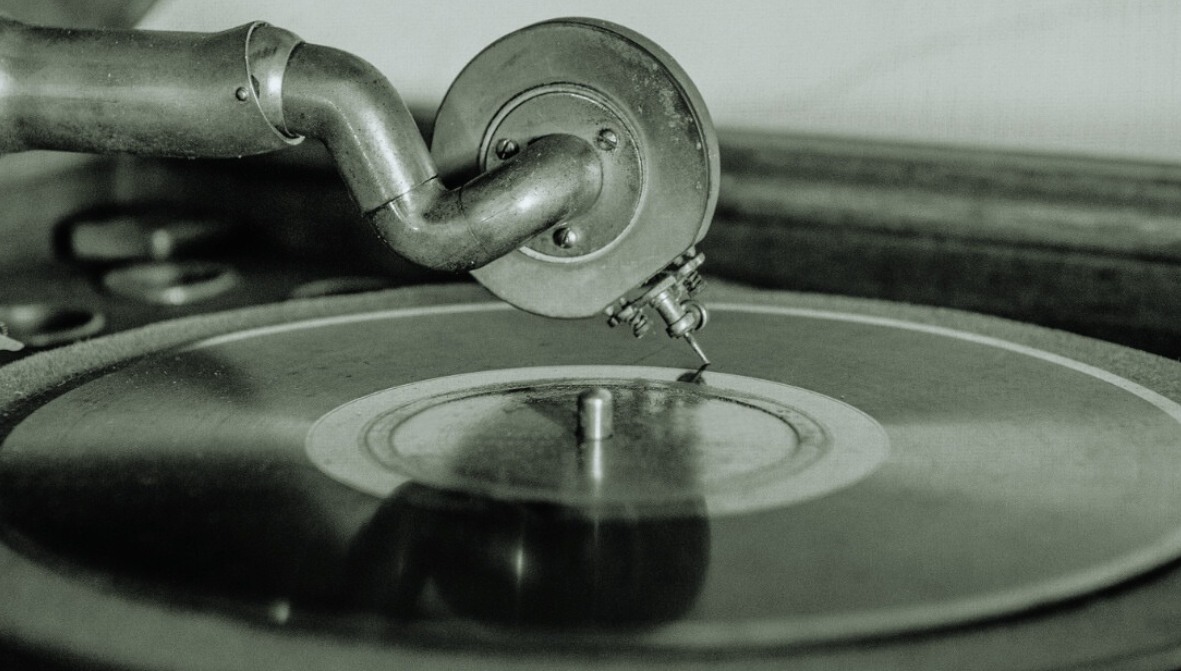 Afbeelding van een grammofoonplaat met een vastgelopen naald &ndash; symbool voor hoe oude patronen blijven draaien zolang je het script niet herschrijft.