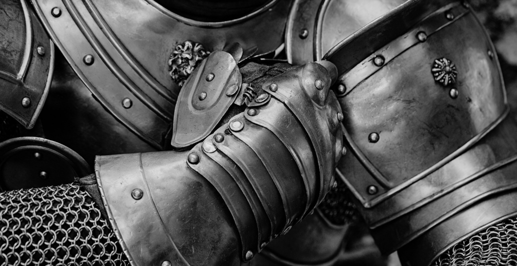 Een glanzend, zwaar harnas, symbool voor de bescherming die je opbouwde en de emoties die je daardoor afsloot. Tijd om dit oude patroon te doorbreken.