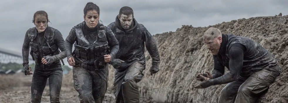 Teamleren in actie: teamleden ploeteren samen door de modder &ndash; rauw, echt en vol inzet. Want leren doe je niet schoon, maar samen.